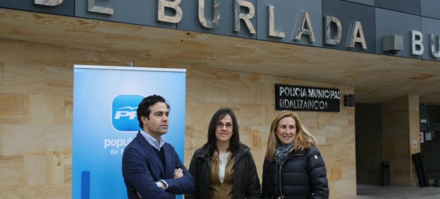 Pablo Zalba, Mari Luz Moraza y Ana Beltrán, frente al Consistorio de Burlada