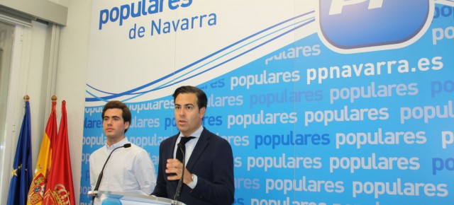 El presidente de NNGG de Navarra, Álvaro Sobejano y el presidente de la Comisión Gestora del PPN, Pablo Zalba