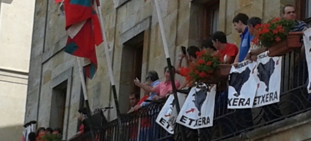 Aspecto que ofrecía el balcón de la Casa Consistorial el día de inicio de las fiestas de Etxarri Aranatz