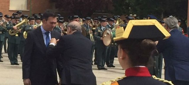 Extremera, en el momento de recibir la distinción de manos del ministro de Interior