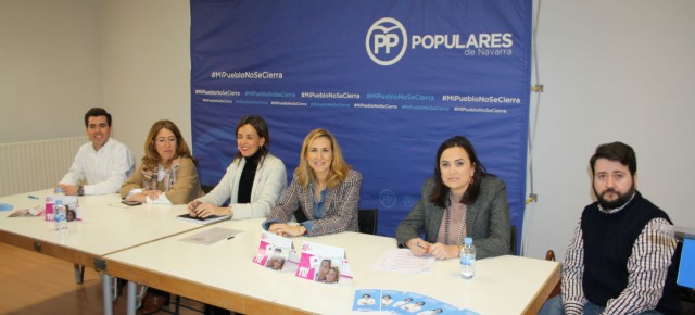 Los cargos femeninos destacados del PPN, junto a la presidenta de Mujeres en Igualdad, Carmen Fúnez y los presidentes de NNGG Navarra y del PPN Cendea de Cizur