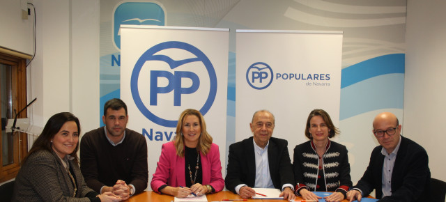 Ana Beltrán, durante la rueda de prensa, rodeada de los principales cargos del partido