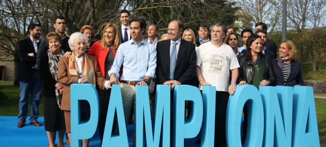 Los candidatos del PPN al Ayuntamiento de Pamplona, presididos por el cabeza de lista y presidente de la Comisión Gestora, Pablo Zalba