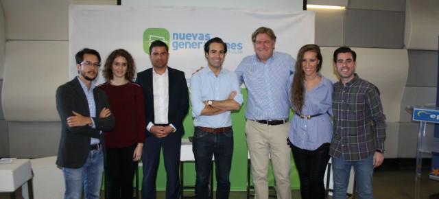 Foto de los tertulianos, con Pablo Zalba y López Istúriz en el centro, acompañados del presidente de NNGG Navarra