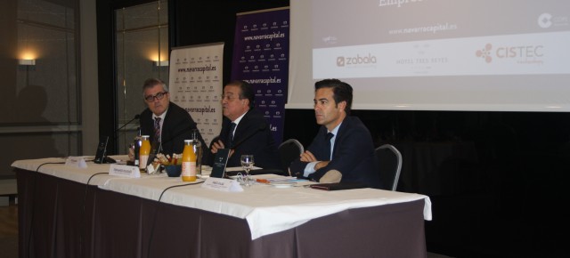 El secretario de Estado para la Unión Europea, Fernando Eguidazu, y Pablo Zalba, durante el desayuno de Navarra Capital