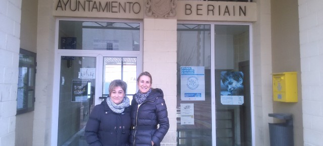 Ana Beltrán y Teresa Mena, frente al Ayuntamiento de Beriáin