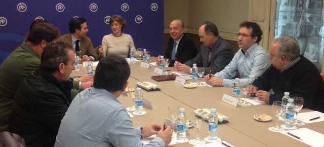 Tejerina, junto a cargos representativos del PPN, reunida con los regantes del Canal de Navarra