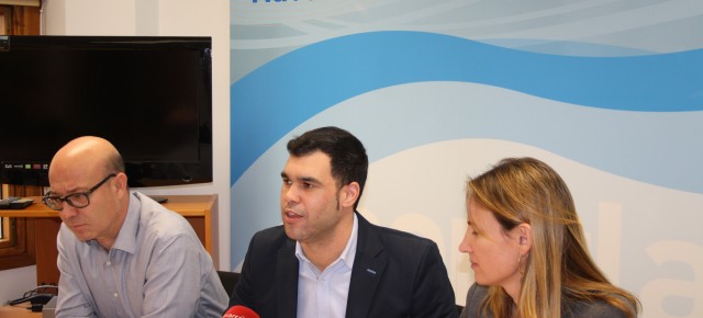 Los concejales del PPN en Tudela, José Suárez e Irene Royo acompañan a Javier García en la rueda de prensa