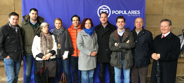 El ex presidente del PP Vasco y eurodiputado, Carlos Iturgaiz (4º por la dcha); el presidente de la Gestora del PPN y eurodiputado, Pablo Zalba (5º por la izda); el senador del PPN, José Cruz Pérez Lapazarán (2º por la dcha); la portavoz parlamentaria del