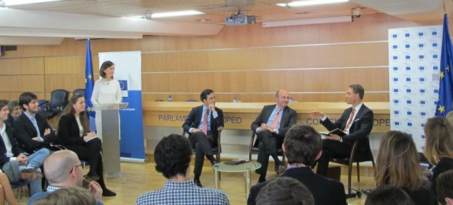 El eurodiputado ha participado en el encuentro “Diálogos con los ciudadanos” junto al vicepresidente de la Comisión Europea, Jyrki Katainen y el ministro de Economía, Luis de Guindos