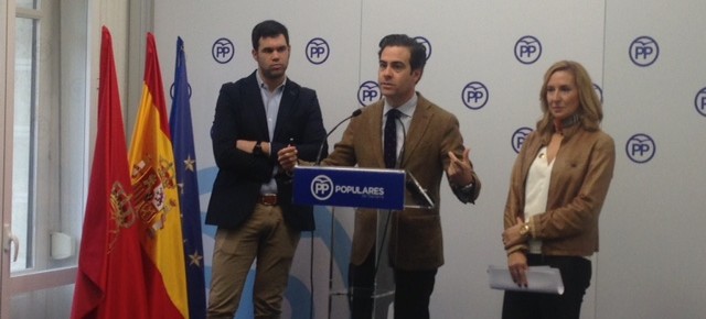 Javier García, Pablo Zalba y Ana Beltrán, en rueda de prensa