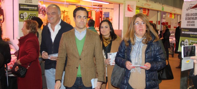 Esteban González Pons, en el Mercado del Ensanche, junto a los cargos del PPN