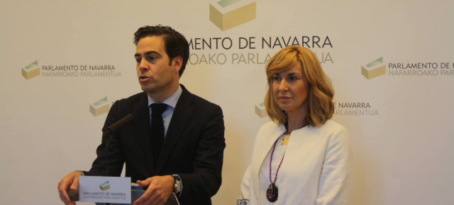 Pablo Zalba y Ana Beltrán, en rueda de prensa en el Parlamento