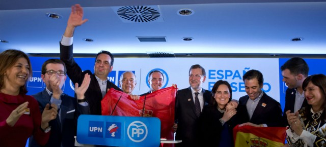 Mariano Rajoy, con las banderas navarra y española, junto a los cargos de UPN-PP