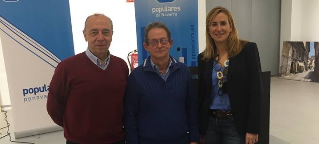 El diputado del PPN, José Cruz Pérez Lapazarán; el candidato a la Alcaldía de Corella, Ramón García y la candidata a la Presidencia de Navarra, Ana Beltrán