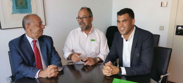 El diputado del PPN, José Cruz Pérez Lapazarán; el coordinador estatal de la Unión de Uniones de Agricultores y Ganaderos, José Manuel de las Heras y el parlamentario foral, Javier García