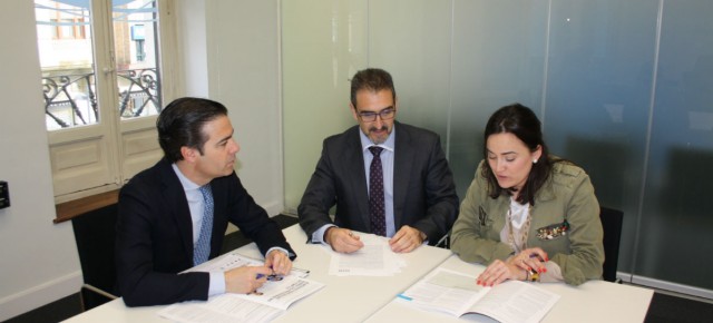 Pablo Zalba y Cristina Sanz, con el presidente de ATA Navarra, Juan Carlos Equiza