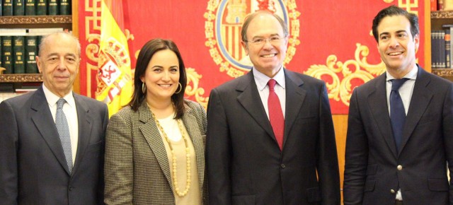 El senador navarro, José Cruz Pérez Lapazarán; la senadora y portavoz del PPN, Cristina Sanz; el presidente del Senado, Pío García Escudero y el presidente de la Comisión Gestora, Pablo Zalba