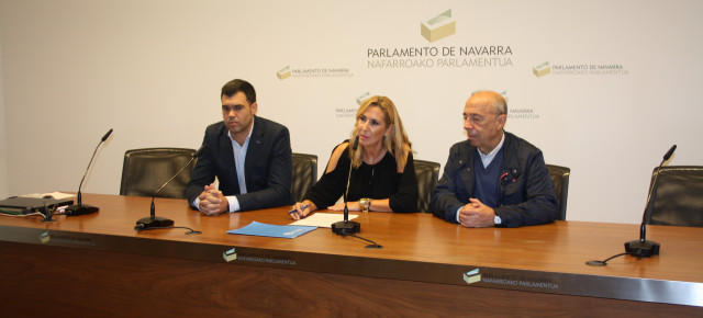 Javier García, Ana Beltrán y José Cruz Pérez Lapazarán, en rueda de prensa