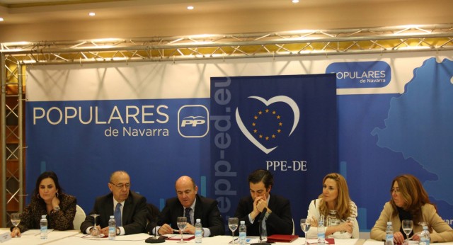 Cristina Sanz, José Cruz Pérez Lapazarán, Luis de Guindos, Pablo Zalba, Ana Beltrán y Carmen Alba, durante la reunión con empresarios navarros