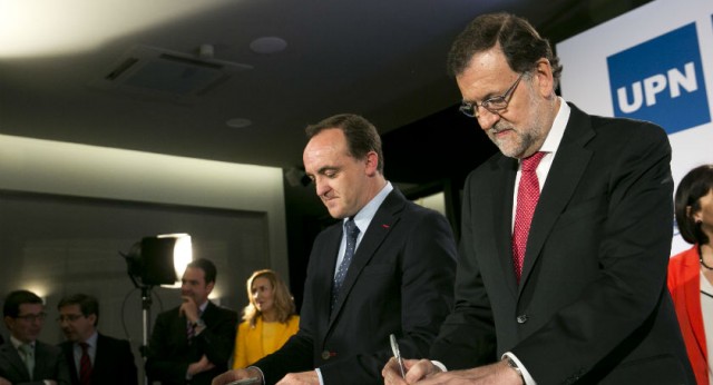 Rajoy y Esparza, durante la firma del acuerdo