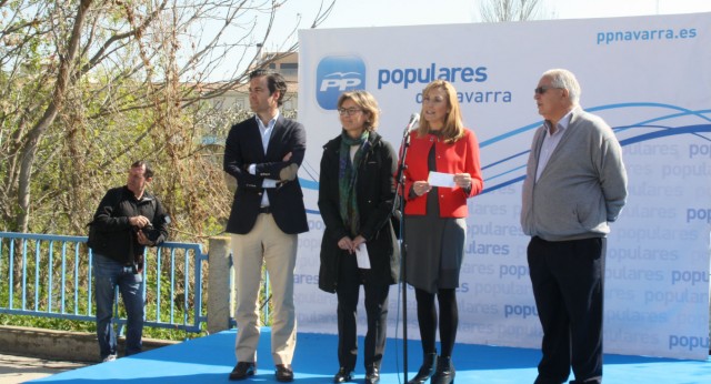 Zalba, Tejerina, Beltrán y el alcalde de Funes Isidro Velasco, durante el acto de prensantación del programa de Agricultura del PPN en la localidad