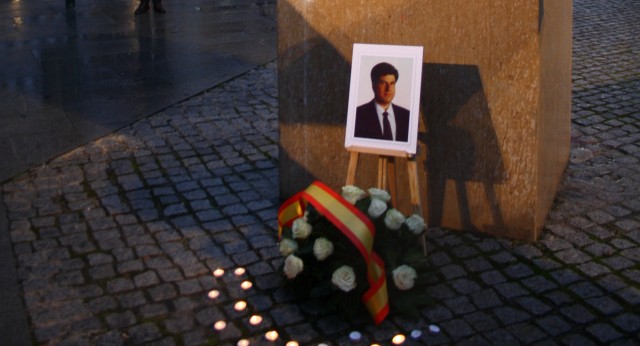 Ofrenda ante el Monumento a las Víctimas del Terrorismo en la plaza de Baluarte