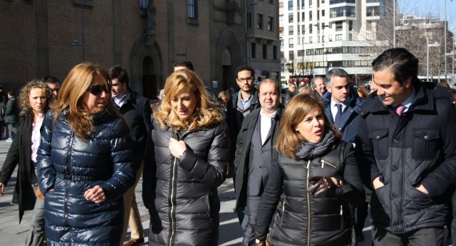 Carmen Alba, Ana Beltrán, Soraya Sáenz de Santamaría y Pablo Zalba, camino del mercado