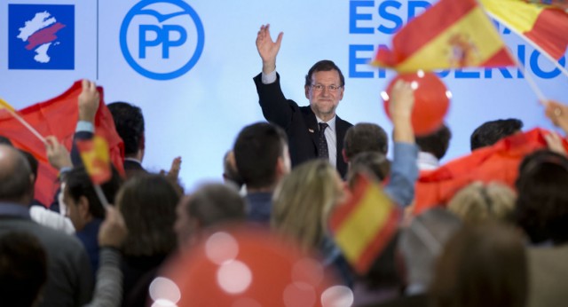 Mariano Rajoy saluda al público asistente