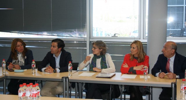 Carmen Alba, Pablo Zalba, Isabel García Tejerina, Ana Beltrán y José Cruz Pérez Lapazarán, durante la reunión con las asociaciones