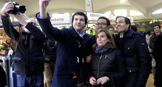 Selfie de Soraya Sáenz de Santamaría con Pablo Zalba y miembros de NNGG en Navarra