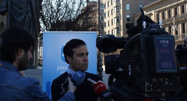 Pablo Zalba atiende a los medios durante la presentación de su candidatura